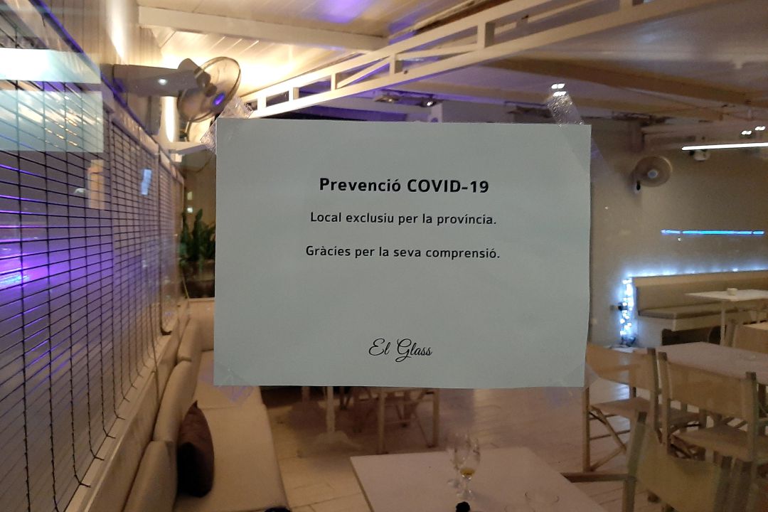 El cartell penjat en un bar de Palamós El cartell penjat en un bar de Palamós