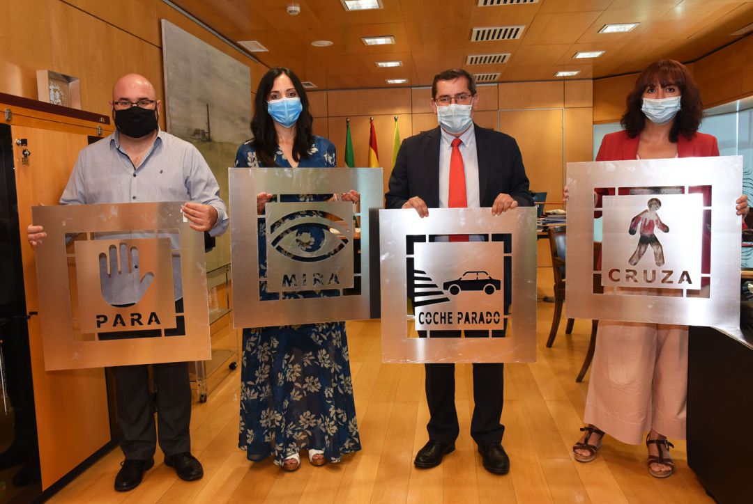 Firma del acuerdo y presentación de los pictogramas a dibujar en los pasos de peatones Firma del acuerdo y presentación de los pictogramas a dibujar en los pasos de peatones