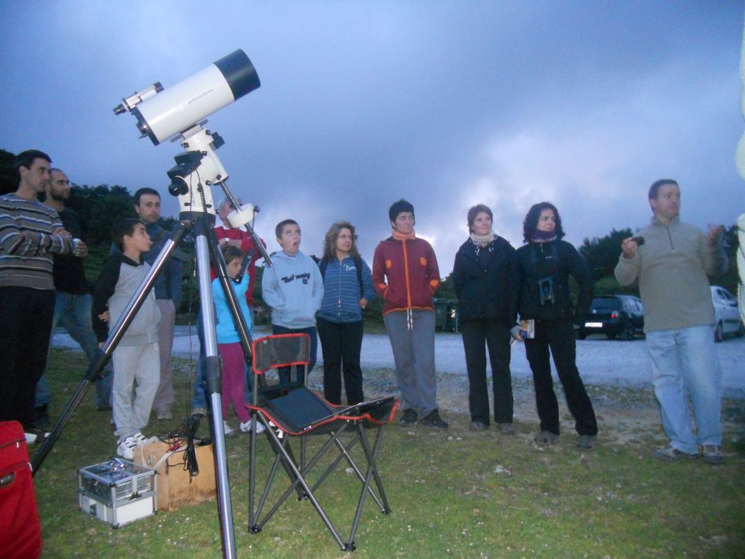 Participantes en una actividad de observación de las estrellas organizada desde Lapurriturri en otra ocasión. Participantes en una actividad de observación de las estrellas organizada desde Lapurriturri en otra ocasión.