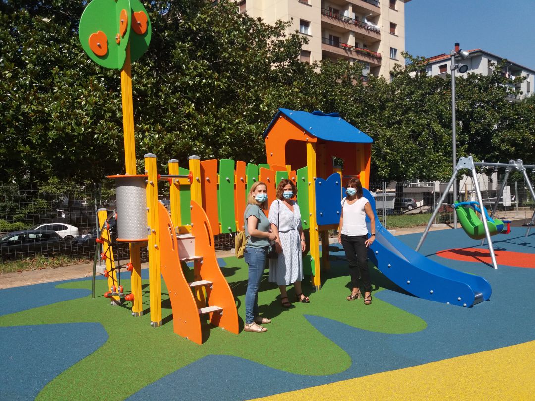 El parque infantil de El Pinar ha reabierto tras las obras de mejora que incluyen juegos inclusivos. El parque infantil de El Pinar ha reabierto tras las obras de mejora que incluyen juegos inclusivos.