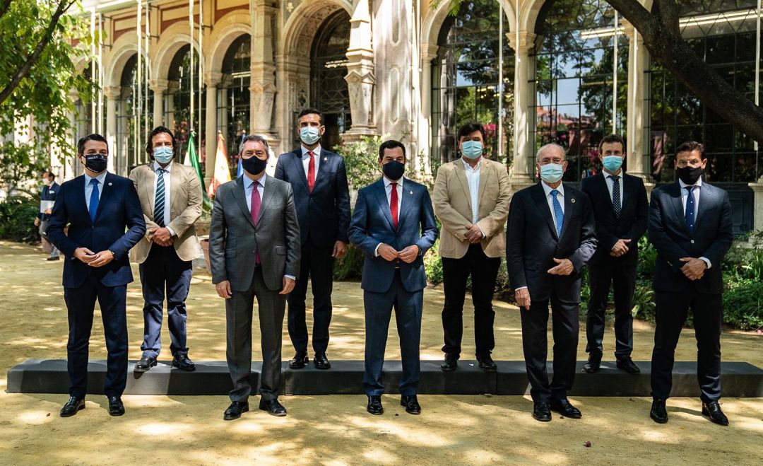 Todos los alcaldes de capitales andaluzas, incluído el de Jaén (segundo por la derecha) se reunieron con el presidente de la Junta de Andalucía Juanma Moreno (en el centro) Todos los alcaldes de capitales andaluzas, incluído el de Jaén (segundo por la derecha) se reunieron con el presidente de la Junta de Andalucía Juanma Moreno (en el centro)