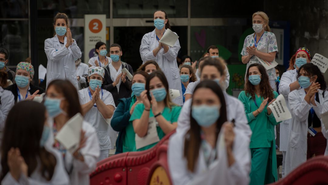 Decenas de miembros del personal sanitario protegidos con mascarilla. Decenas de miembros del personal sanitario protegidos con mascarilla.