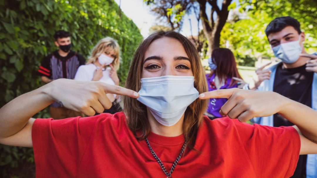 Jóvenes con mascarillas Jóvenes con mascarillas