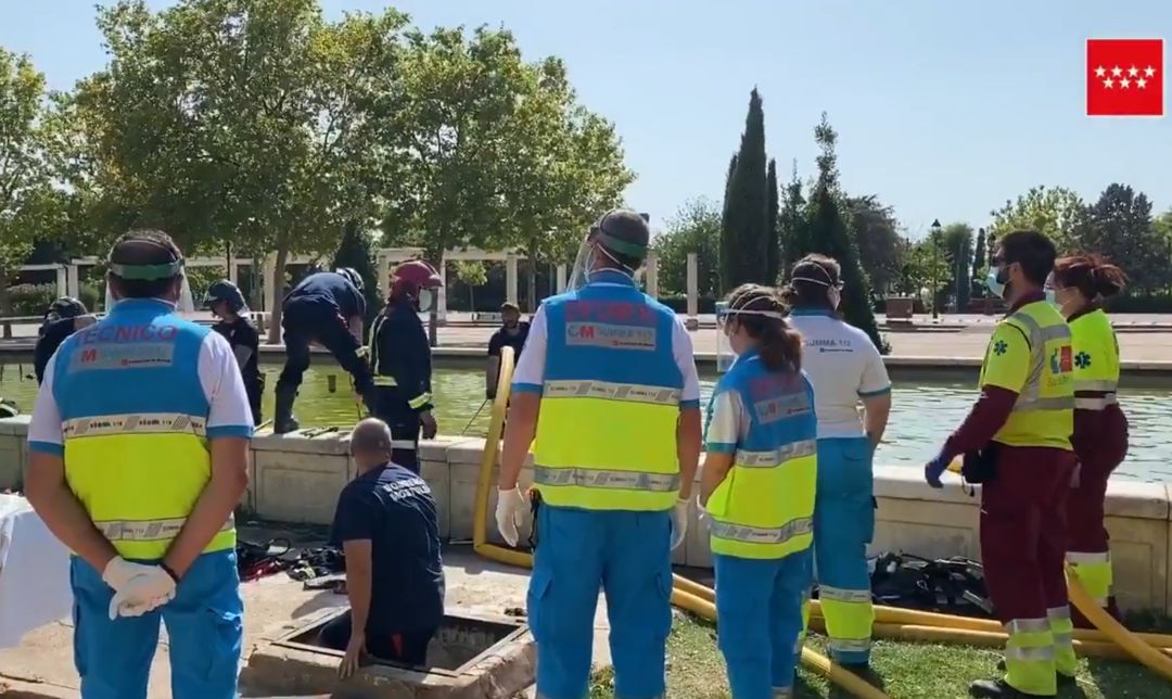 Momento en el que el equipo de bomberos procede a sumergirse por el conducto de tuberías salientes de la fuente donde el jóven quedó atrapado. Momento en el que el equipo de bomberos procede a sumergirse por el conducto de tuberías salientes de la fuente donde el jóven quedó atrapado.