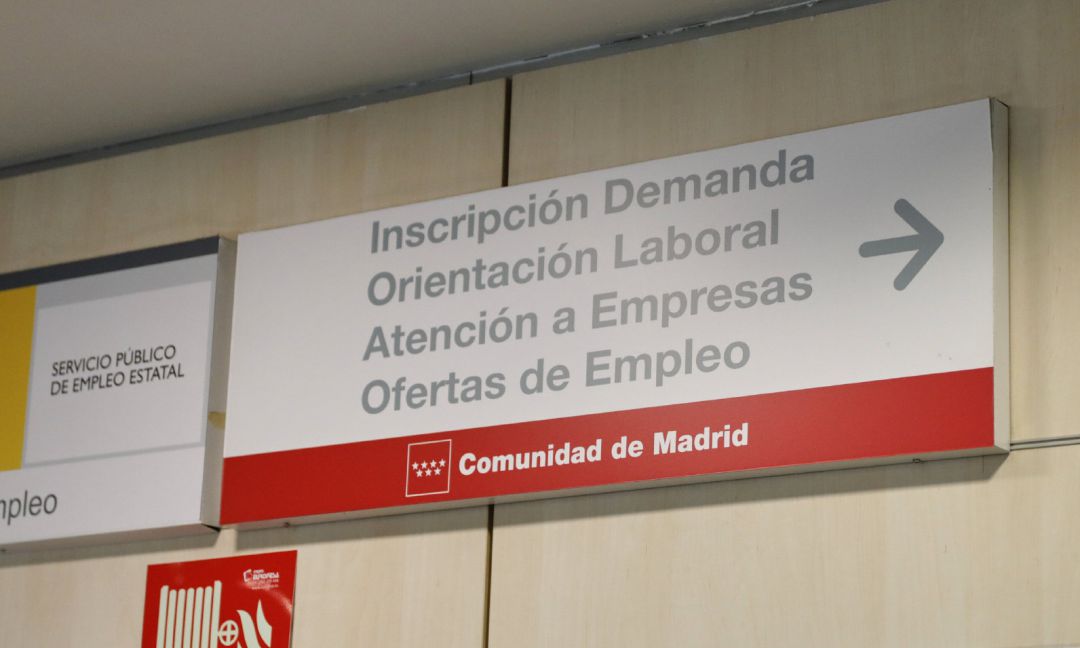 Carteles indicativos colgados en la Oficina Regional de Empleo de Santa Eugenia, en Madrid (España), a 9 de julio de 2020. Carteles indicativos colgados en la Oficina Regional de Empleo de Santa Eugenia, en Madrid (España), a 9 de julio de 2020.