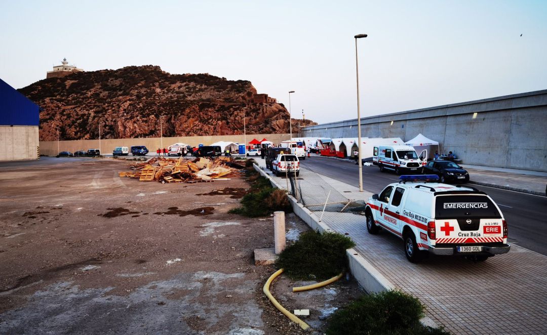 Imagen del dispositivo de Cruz Roja habilitado para recibir a los inmigrantes llegados en patera a la costa de la Región
Imagen del dispositivo de Cruz Roja habilitado para recibir a los inmigrantes llegados en patera a la costa de la Región