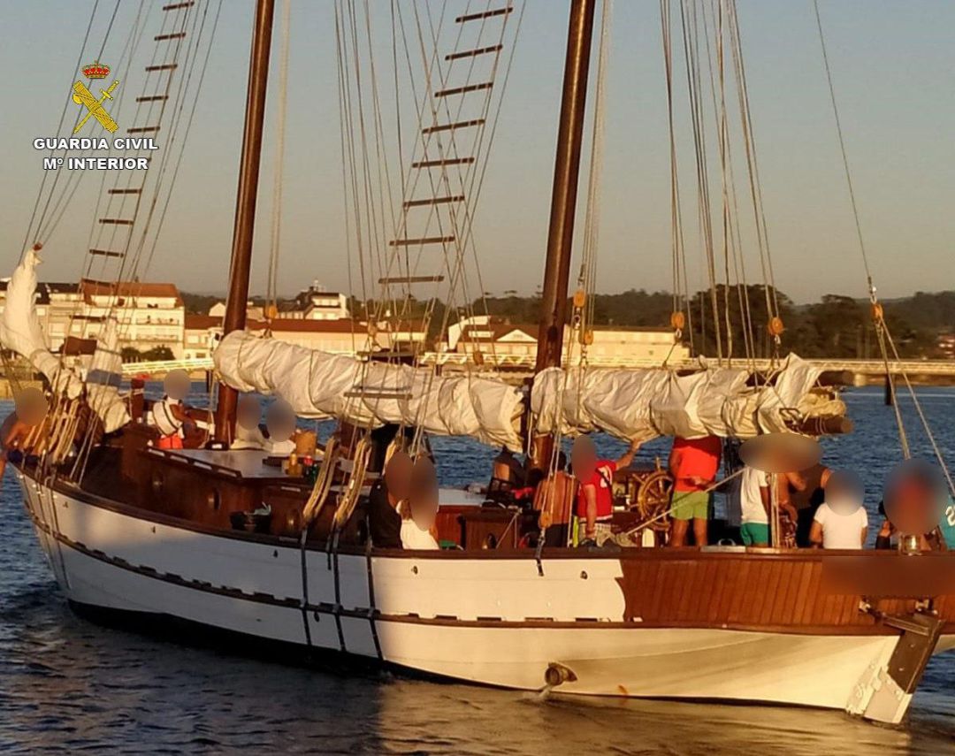 Fiesta ilegal a bordo de un velero fondeado en la Illa de Arousa Fiesta ilegal a bordo de un velero fondeado en la Illa de Arousa
