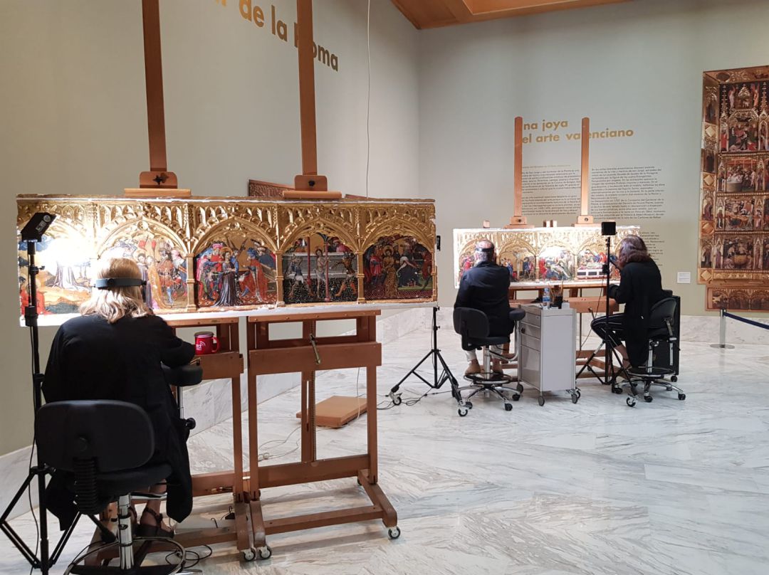 Técnicos trabajando en la restauración de la predela del Centenar de la Ploma Técnicos trabajando en la restauración de la predela del Centenar de la Ploma