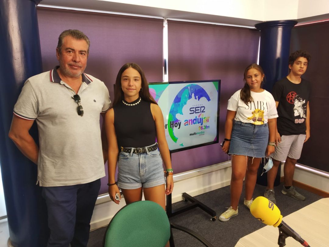 Docente y alumnos del instituto Nuestra Señora de la Cabeza Docente y alumnos del instituto Nuestra Señora de la Cabeza
