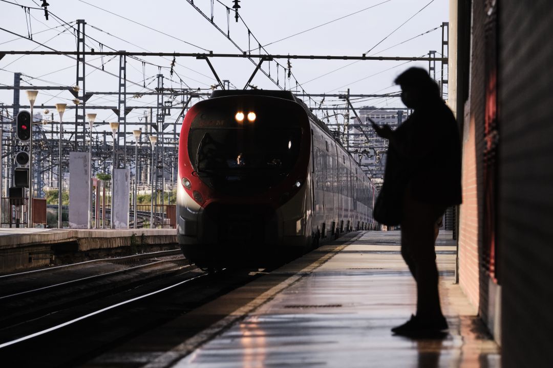 Un viajero espera a un tren en la estacion de Atocha Un viajero espera a un tren en la estacion de Atocha