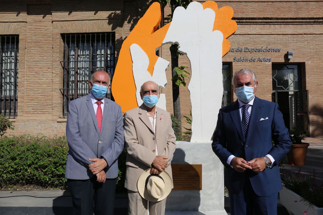 Presentación de la escultura "El Aplauso" en el Colegio de Médicos de Málaga Presentación de la escultura "El Aplauso" en el Colegio de Médicos de Málaga