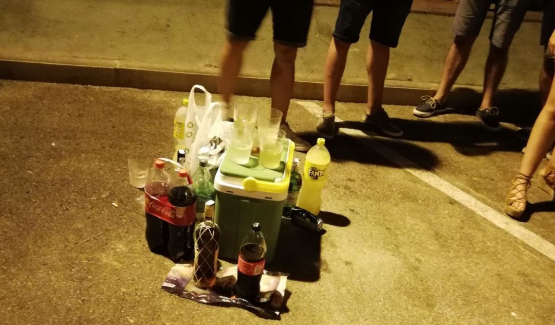 Imatge d'arxiu d'un "botellón" Imatge d'arxiu d'un "botellón"