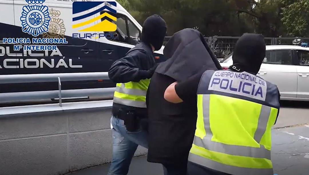 Agentes de la Policía Nacional han detenido en Madrid a un presunto yihadista por contribuir a la financiación de Estado Islámico (DAESH) en países como Siria. Agentes de la Policía Nacional han detenido en Madrid a un presunto yihadista por contribuir a la financiación de Estado Islámico (DAESH) en países como Siria.