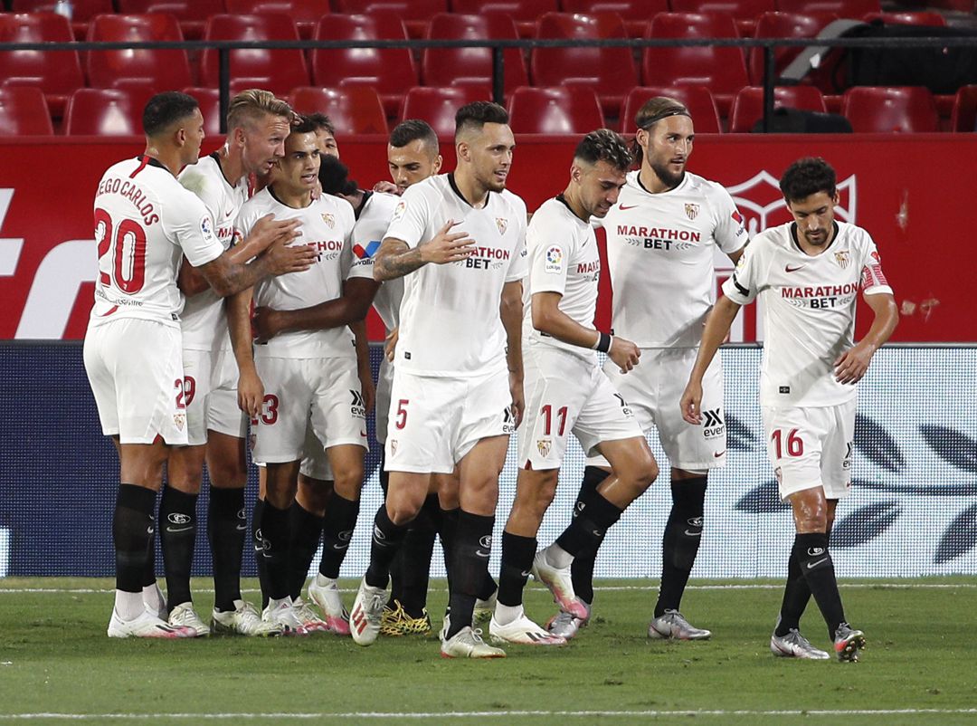 Los jugadores del Sevilla celebran un gol. Los jugadores del Sevilla celebran un gol.