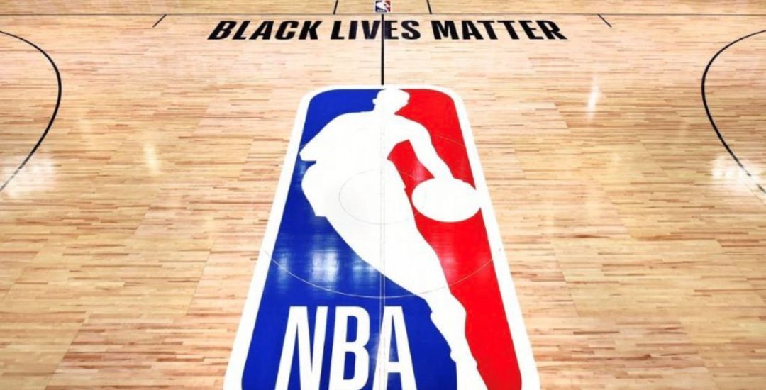 El logo de la NBA con el lema "Black Lives Matter" en la pista de Orlando El logo de la NBA con el lema "Black Lives Matter" en la pista de Orlando