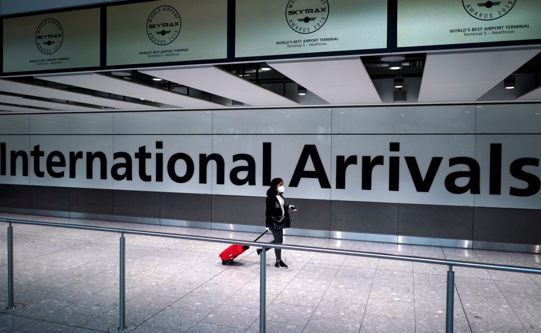 Una viajera camina por la terminal 5 del aeropuerto londinense de Heathrow. Una viajera camina por la terminal 5 del aeropuerto londinense de Heathrow.