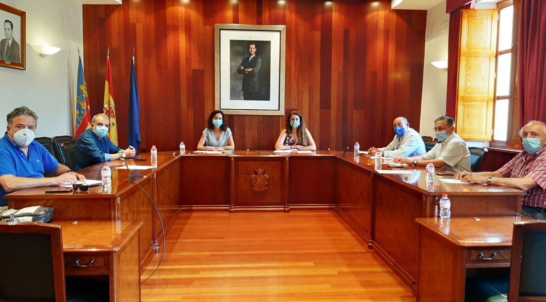 Mireia Mollà y Mireia Estepa en el salón de plenos de Cocentaina junto a alcaldes, concejales y representantes empresariales Mireia Mollà y Mireia Estepa en el salón de plenos de Cocentaina junto a alcaldes, concejales y representantes empresariales
