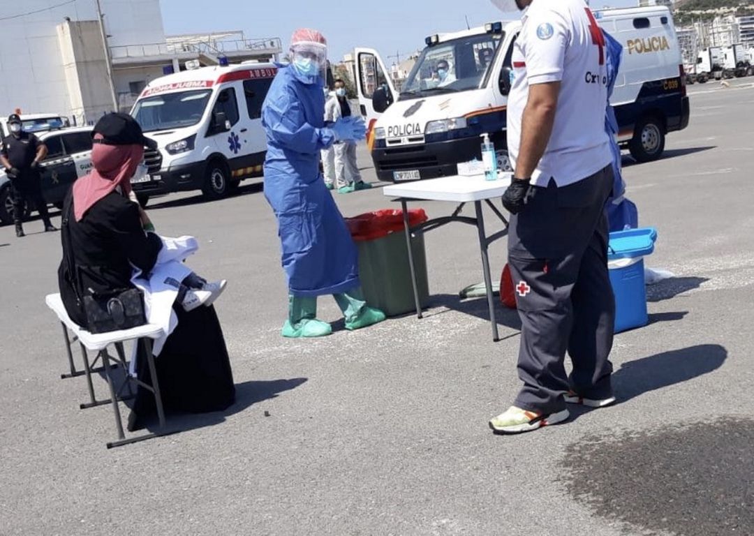 Voluntarios de Cruz Roja prestan asistencia a una de las mujeres inmigrantes que llegó en patera a la costa de Alicante Voluntarios de Cruz Roja prestan asistencia a una de las mujeres inmigrantes que llegó en patera a la costa de Alicante