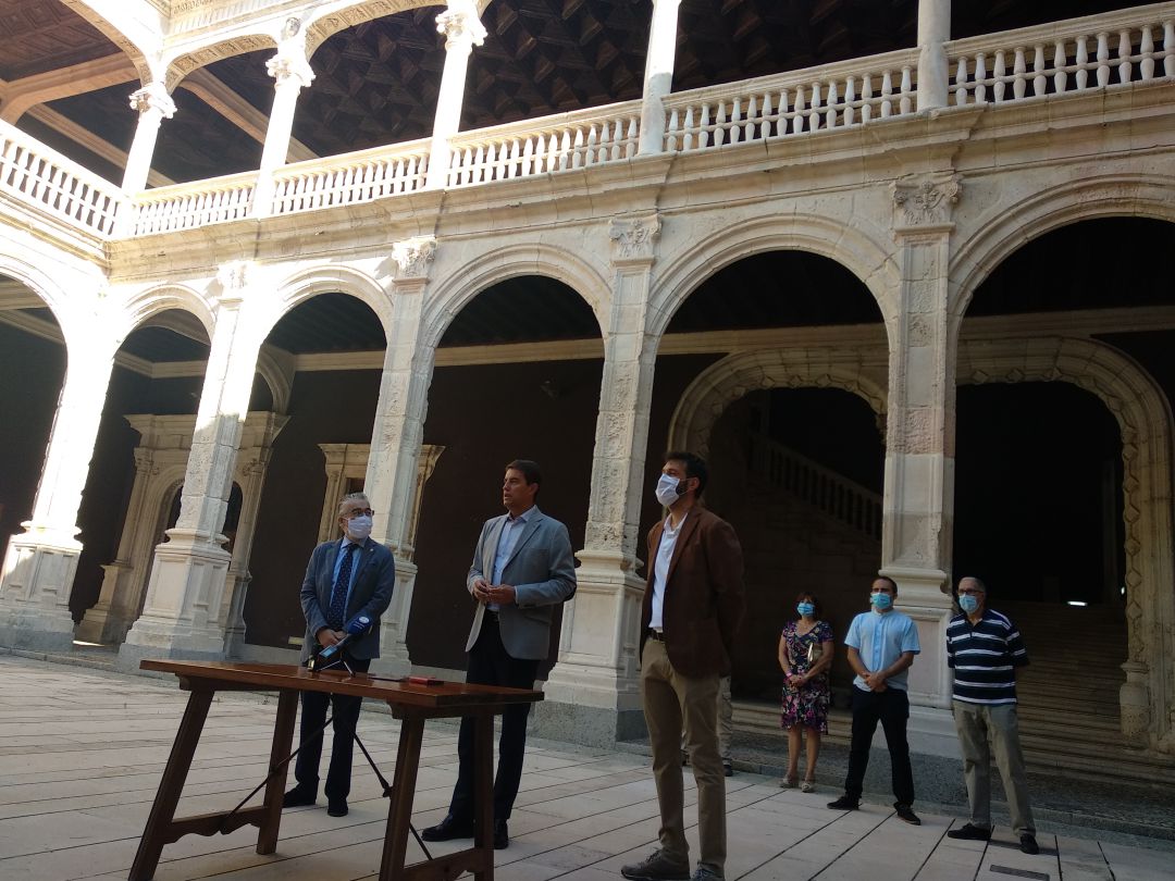 El consejero de Presidencia, Ángel Ibáñez, atiende a los medios en el patio del Palacio de Avellaneda, entre el alcalde de Peñaranda, Fernando Rioja (dcha) y el delegado de la Junta en Burgos, Roberto Sáez (izda) y ante la mirada de concejales del Ayuntamiento peñarandino El consejero de Presidencia, Ángel Ibáñez, atiende a los medios en el patio del Palacio de Avellaneda, entre el alcalde de Peñaranda, Fernando Rioja (dcha) y el delegado de la Junta en Burgos, Roberto Sáez (izda) y ante la mirada de concejales del Ayuntamiento peñarandino