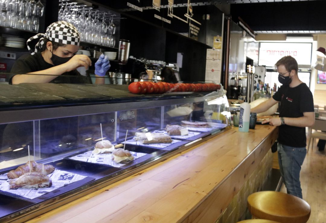 Las barras de bar sólo se podrán utilizar hasta la medianoche Las barras de bar sólo se podrán utilizar hasta la medianoche