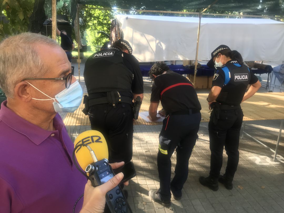 El concejal Manuel de la Fuente supervisó la colocación de los puestos junto al jefe de Bomberos, la policía local y funcionarios municipales El concejal Manuel de la Fuente supervisó la colocación de los puestos junto al jefe de Bomberos, la policía local y funcionarios municipales