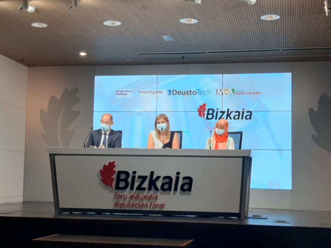 El Director de BioCruces, Luis Castaño; la Diputada Foral de Empleo, Inclusión Social e Igualdad, Teresa Laespada; y la investigadora egipcia Rana Mahmoud El Director de BioCruces, Luis Castaño; la Diputada Foral de Empleo, Inclusión Social e Igualdad, Teresa Laespada; y la investigadora egipcia Rana Mahmoud