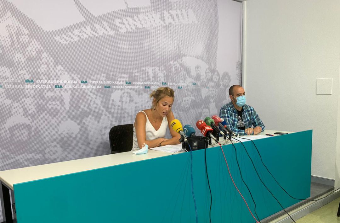 Uribarri Idigoras y Pello Igeregi, de ELA, durante la rueda de prensa de esta mañana Uribarri Idigoras y Pello Igeregi, de ELA, durante la rueda de prensa de esta mañana