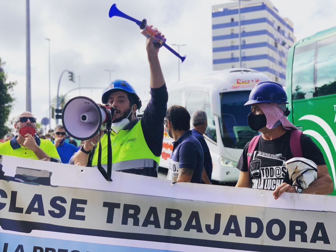 Un trabajador de la industria auxiliar a la llegada de los autobuses a la manifestación Un trabajador de la industria auxiliar a la llegada de los autobuses a la manifestación