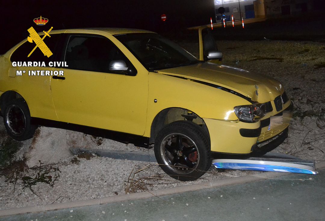 Vehículo accidentado en una rotonda en la N-629 Vehículo accidentado en una rotonda en la N-629