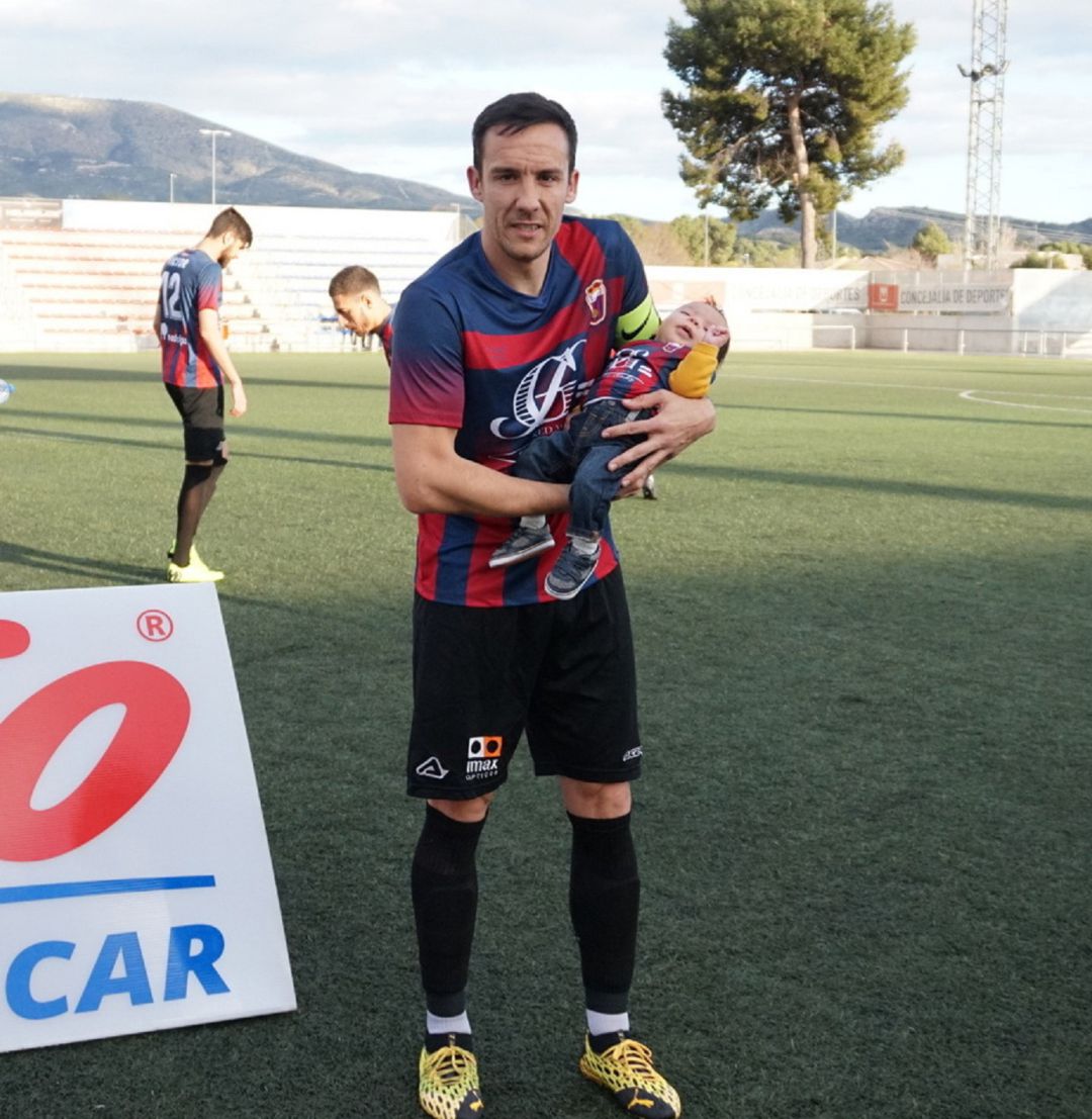 David López, con un jovencísimo aficionado en brazos, seguirá luciendo el brazalete de capitán del Eldense David López, con un jovencísimo aficionado en brazos, seguirá luciendo el brazalete de capitán del Eldense