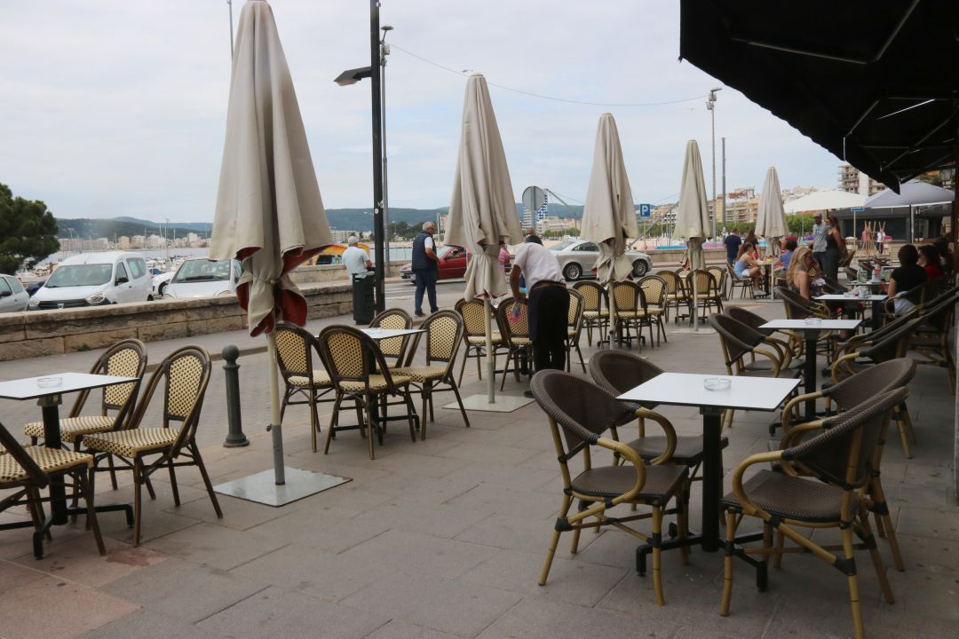 Una terrassa buida a la Costa Brava Una terrassa buida a la Costa Brava
