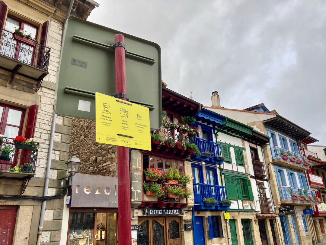 Cartel colocado en pleno Casco Histórico de Hondarribia con las normas sanitarias que debe respetar la ciudadanía. Cartel colocado en pleno Casco Histórico de Hondarribia con las normas sanitarias que debe respetar la ciudadanía.