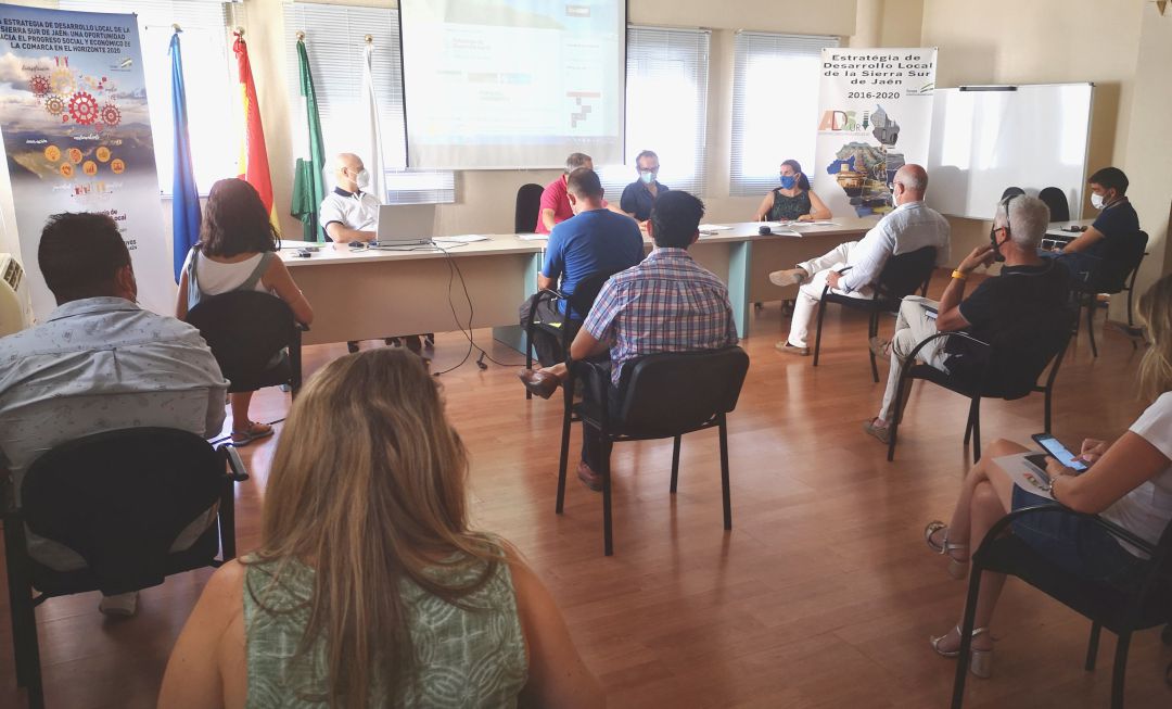 Asistentes a la reunión informativa que se ha celebrado en Adsur. Asistentes a la reunión informativa que se ha celebrado en Adsur.
