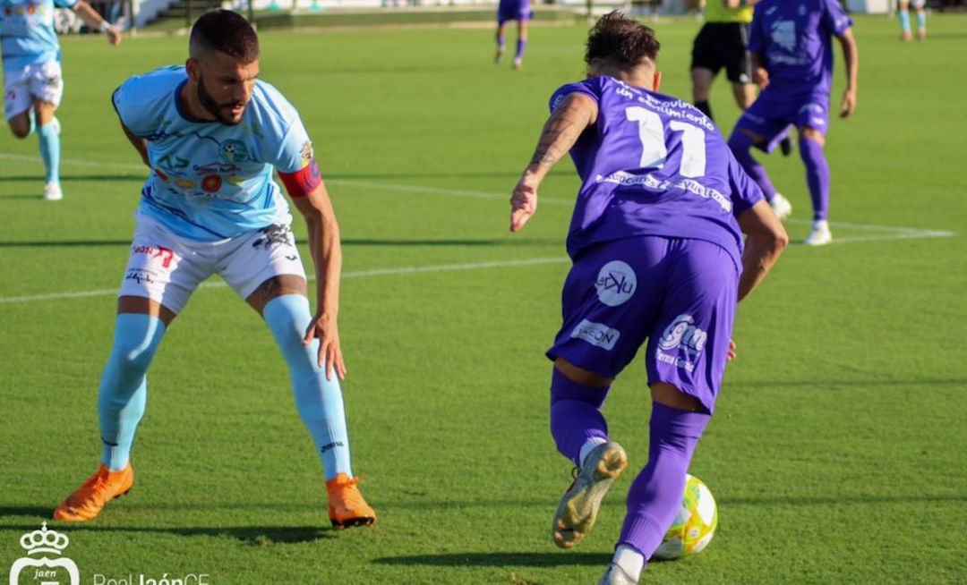Un jugador del Real Jaén CF durante el partido del pasado sábado. Un jugador del Real Jaén CF durante el partido del pasado sábado.