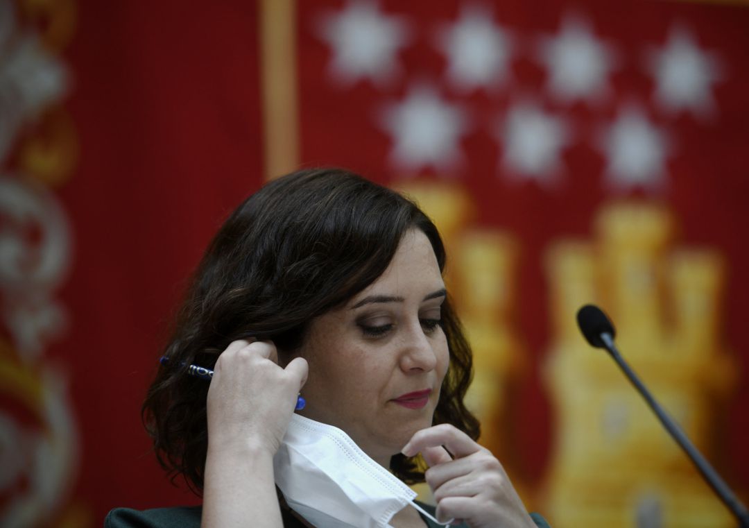 La presidenta de la Comunidad de Madrid, Isabel Díaz Ayuso, se quita la mascarilla antes de presentar la estrategia de continuidad del Covid-19 La presidenta de la Comunidad de Madrid, Isabel Díaz Ayuso, se quita la mascarilla antes de presentar la estrategia de continuidad del Covid-19