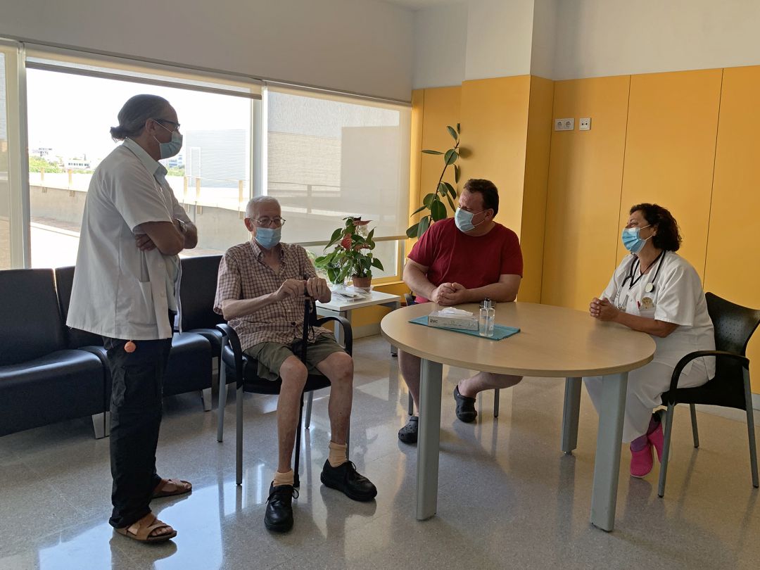 Luis Prieto i María Dolores Jiménez amb un dels pacients atesos de trencament de Maluc. Luis Prieto i María Dolores Jiménez amb un dels pacients atesos de trencament de Maluc.