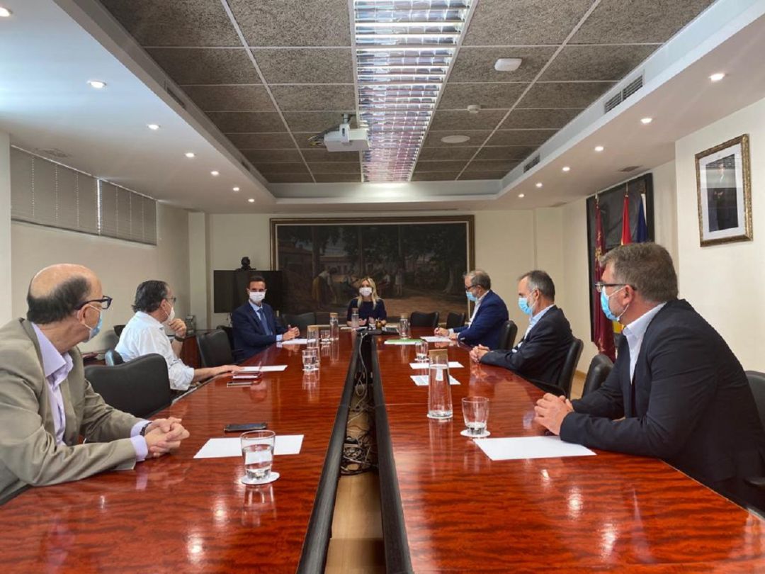 La consejera de Empresa, Industria y Portavocía, Ana Martínez Vidal (c), el director de Energía Actividad Industrial y Minera, Eduardo Piné (1i), el director de Sabic España, Juan Alemany (1d), el director de Relaciones Institucionales de Iberdrola, Patricio Valverde (2i), el delegado para la Región de Iberdrola Renovables, Venancio Rubio (3i), y el director general de Iberdrola Renovables, Julio Castro (2d). La consejera de Empresa, Industria y Portavocía, Ana Martínez Vidal (c), el director de Energía Actividad Industrial y Minera, Eduardo Piné (1i), el director de Sabic España, Juan Alemany (1d), el director de Relaciones Institucionales de Iberdrola, Patricio Valverde (2i), el delegado para la Región de Iberdrola Renovables, Venancio Rubio (3i), y el director general de Iberdrola Renovables, Julio Castro (2d).