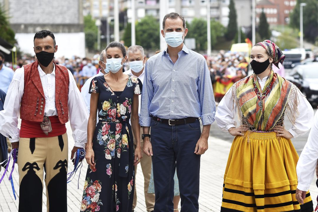 Los Reyes de España, Don Felipe (3i) y Doña Letizia (2i), junto a los artistas que han bailado una jota montañesa a su llegada al Mercado Nacional de Ganados de Torrelavega, Cantabria (España), a 29 de julio de 2020. La visita de los Reyes a la región cántabra se enmarca en la gira que están llevando a cabo por las comunidades autónomas para reconocer el esfuerzo del conjunto de la sociedad española frente a la pandemia del Covid-19 y apoyar a distintos sectores sociales en la recuperación de la actividad. Los Reyes de España, Don Felipe (3i) y Doña Letizia (2i), junto a los artistas que han bailado una jota montañesa a su llegada al Mercado Nacional de Ganados de Torrelavega, Cantabria (España), a 29 de julio de 2020. La visita de los Reyes a la región cántabra se enmarca en la gira que están llevando a cabo por las comunidades autónomas para reconocer el esfuerzo del conjunto de la sociedad española frente a la pandemia del Covid-19 y apoyar a distintos sectores sociales en la recuperación de la actividad.