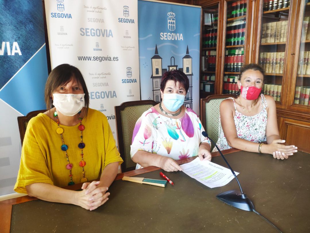 De iz. a dcha. Gina Aguiar, concejala de cultura, la alcaldesa Clara Luquero y la directora del festival Miriam Palma De iz. a dcha. Gina Aguiar, concejala de cultura, la alcaldesa Clara Luquero y la directora del festival Miriam Palma