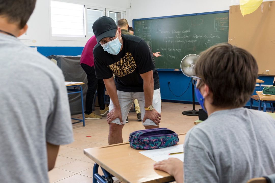 El rapero HAZE visita a los niños de Tres Barrios Amate. El rapero HAZE visita a los niños de Tres Barrios Amate.