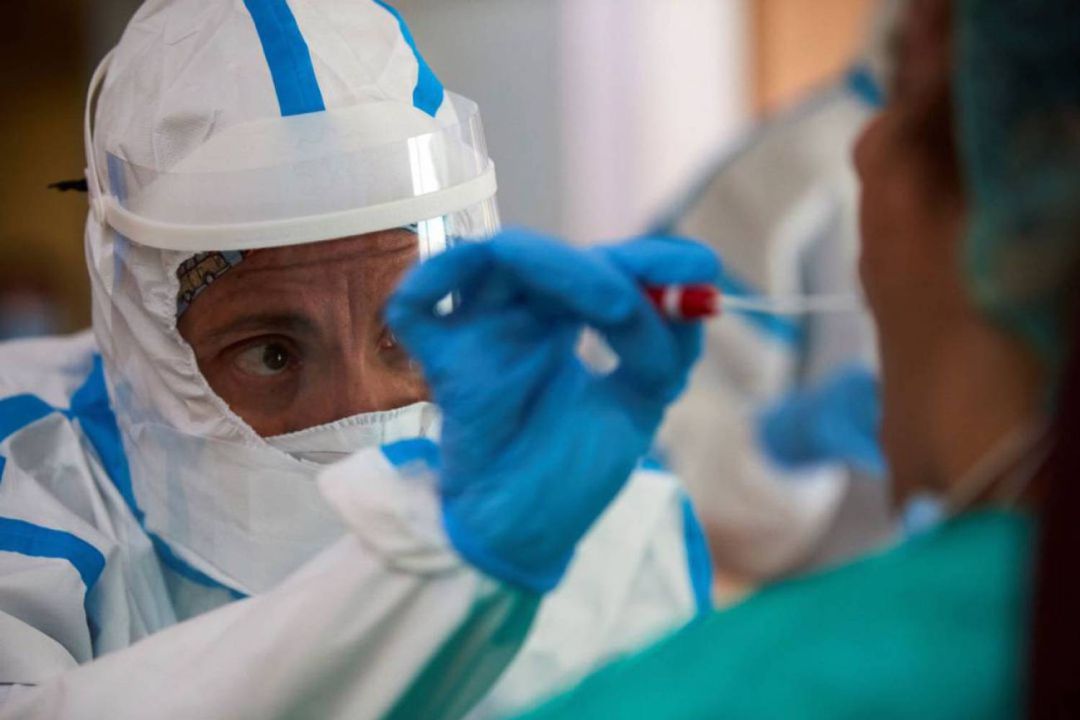 Personal sanitario toman muestras para realizar pruebas de covid-19 a los trabajadores y residentes de la residencia geriátrica Salus, en Barcelona, . Personal sanitario toman muestras para realizar pruebas de covid-19 a los trabajadores y residentes de la residencia geriátrica Salus, en Barcelona, .