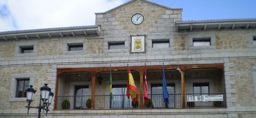 Fachada del Ayuntamiento de Manzanares el Real Fachada del Ayuntamiento de Manzanares el Real