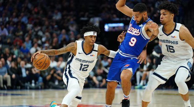 Ja Morant y Brandon Clarke tratan de impedir que Cory Joseph les arrebate el balón Ja Morant y Brandon Clarke tratan de impedir que Cory Joseph les arrebate el balón