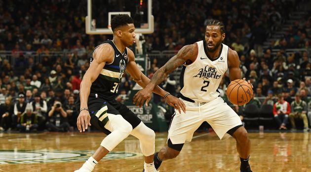 Antetokounmpo trata de frenar a Kawhi Leonard Antetokounmpo trata de frenar a Kawhi Leonard