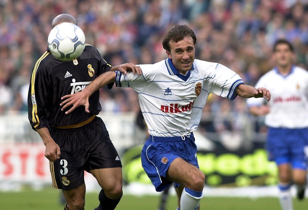 Juanele, en un partido contra el Real Madrid en 2001 Juanele, en un partido contra el Real Madrid en 2001