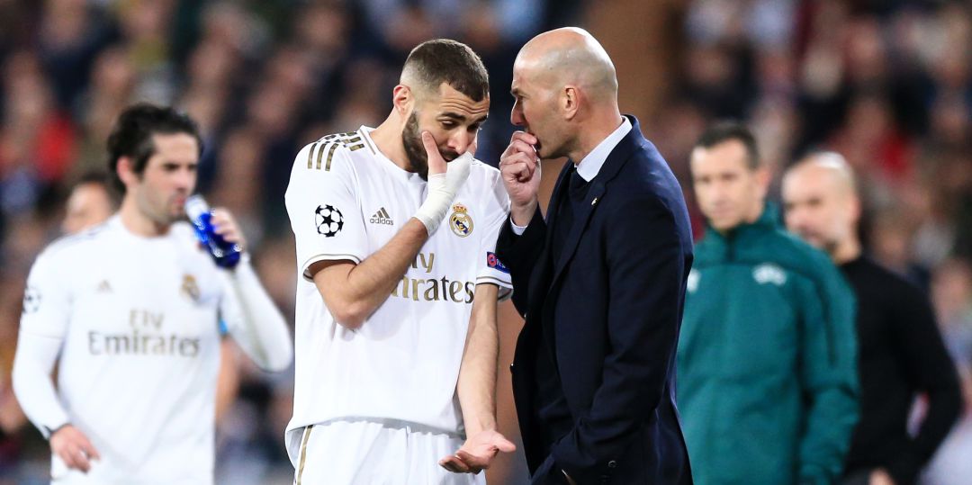 Benzema y Zidane charlan durante la eliminatoria ante el Manchester City Benzema y Zidane charlan durante la eliminatoria ante el Manchester City