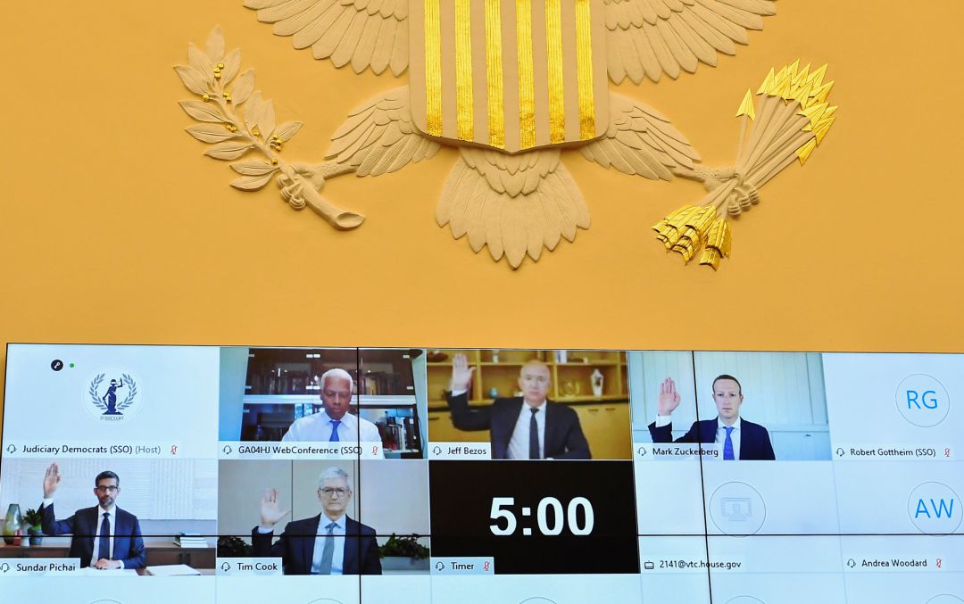 Jeff Bezos (Amazon), Mark Zuckerberg (Facebook), Sundar Pichai (Google) y Tim Cook (Apple), durante su declaración de este miércoles en el Congreso de EEUU. Jeff Bezos (Amazon), Mark Zuckerberg (Facebook), Sundar Pichai (Google) y Tim Cook (Apple), durante su declaración de este miércoles en el Congreso de EEUU.