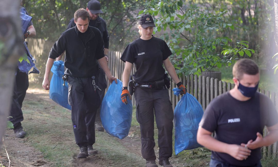La policía alemana encuentra un sótano subterráneo secreto en la parcerla utilizada por el principal sospechoso de la desaparición y asesinato de la pequeña británica Madeleine McCann. La policía alemana encuentra un sótano subterráneo secreto en la parcerla utilizada por el principal sospechoso de la desaparición y asesinato de la pequeña británica Madeleine McCann.
