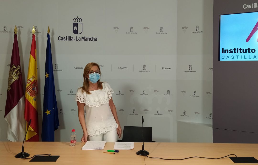 Lola Serrano, responsable provincial de Igualdad, en la delegación de la Junta en Albacete Lola Serrano, responsable provincial de Igualdad, en la delegación de la Junta en Albacete