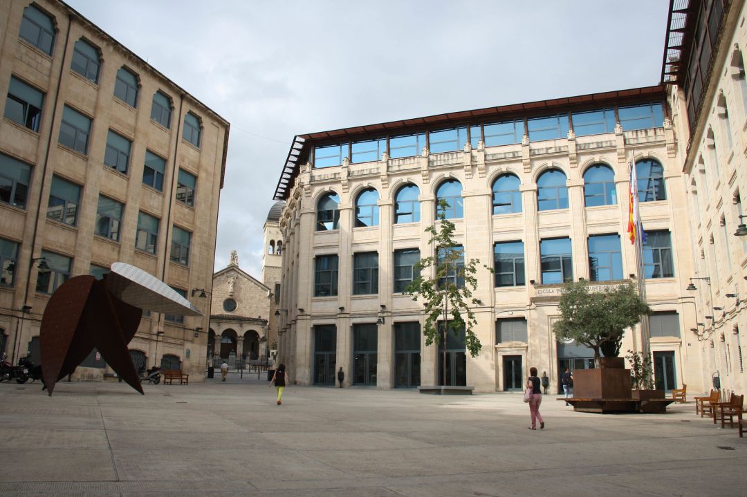 Plaza Ferrándiz y Carbonell de Alcoy, sede del campus de Alcoy de la UPV Plaza Ferrándiz y Carbonell de Alcoy, sede del campus de Alcoy de la UPV